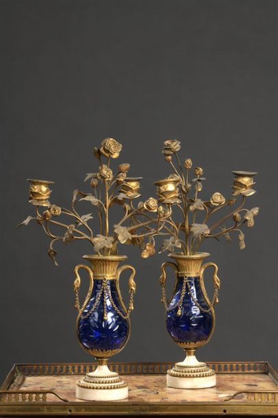 Null Paire de candélabres en bronze ciselé et doré, verre du Creusot, marbre bla&hellip;