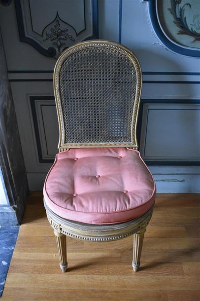 Null Paire de chaises cannées en bois sculpté et doré de style Louis XVI
À dossi&hellip;