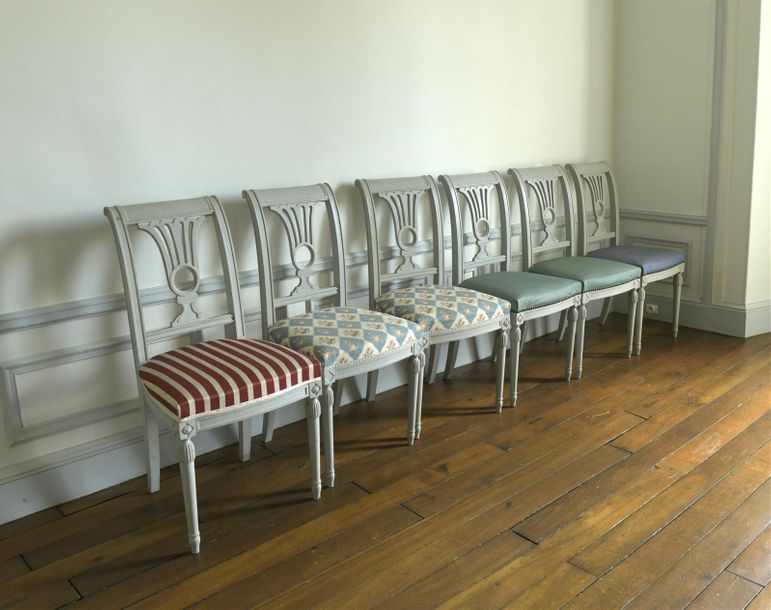 Null Suite de sept chaises en bois mouluré, sculpté et laqué de style Louis XVI,&hellip;