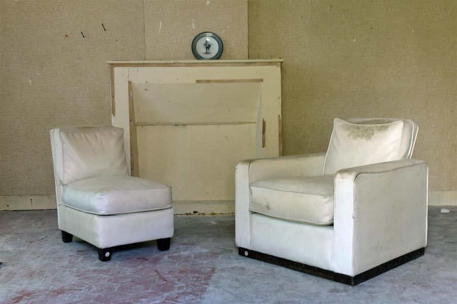 Null Deux fauteuils en skaï blanc, vers 1930
Fauteuil H. 76 L. 81 P. 87 cm
Chauf&hellip;
