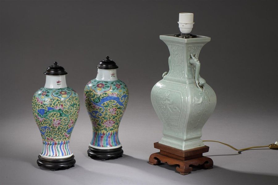 Null Vase céladon, Chine XXe siècle
H. 31 cm 
On y joint une paire de potiches à&hellip;