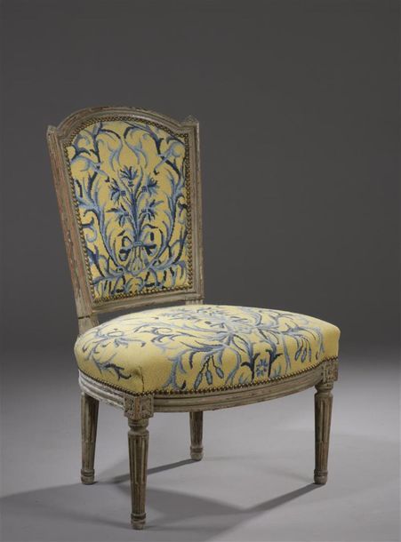 Null Chaise chauffeuse en bois mouluré et sculpté de style Louis XVI, travail de&hellip;