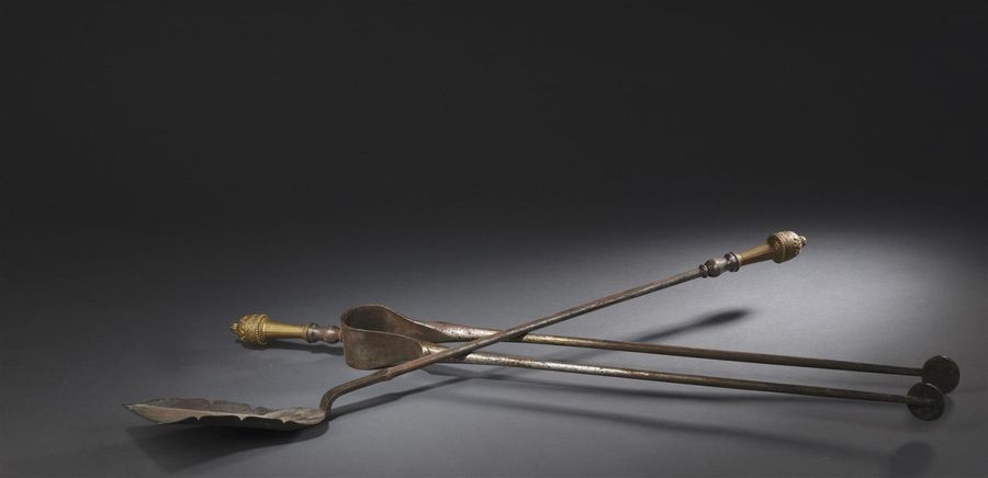 Null Nécessaire à feu en fer et bronze ciselé et doré d'époque Louis XVI
Il comp&hellip;