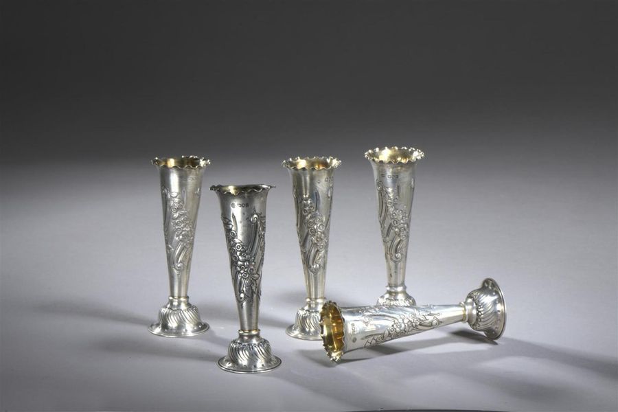 Null Suite de cinq vases en argent, travail anglais de la fin du XIXe siècle
H. &hellip;