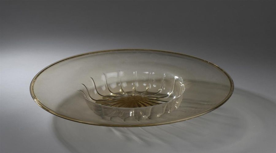 Null Venise - Grand plat en verre fumé vers 1930
D. 62 cm
