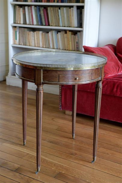 Null Table bouillote en acajou et placage d'acajou de style Louis XVI
Dessus de &hellip;
