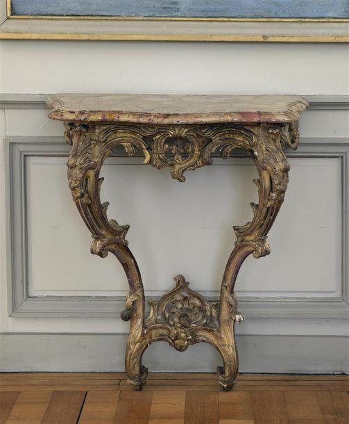 Null Paire de consoles en bois sculpté et doré d'époque Louis XV
À décor ajouré &hellip;