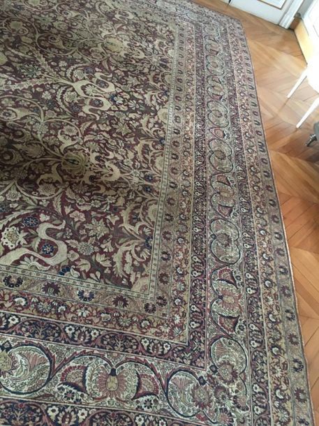 Null Grand tapis Khirman en laine et soie, à fond lie de vin et à décor de fleur&hellip;