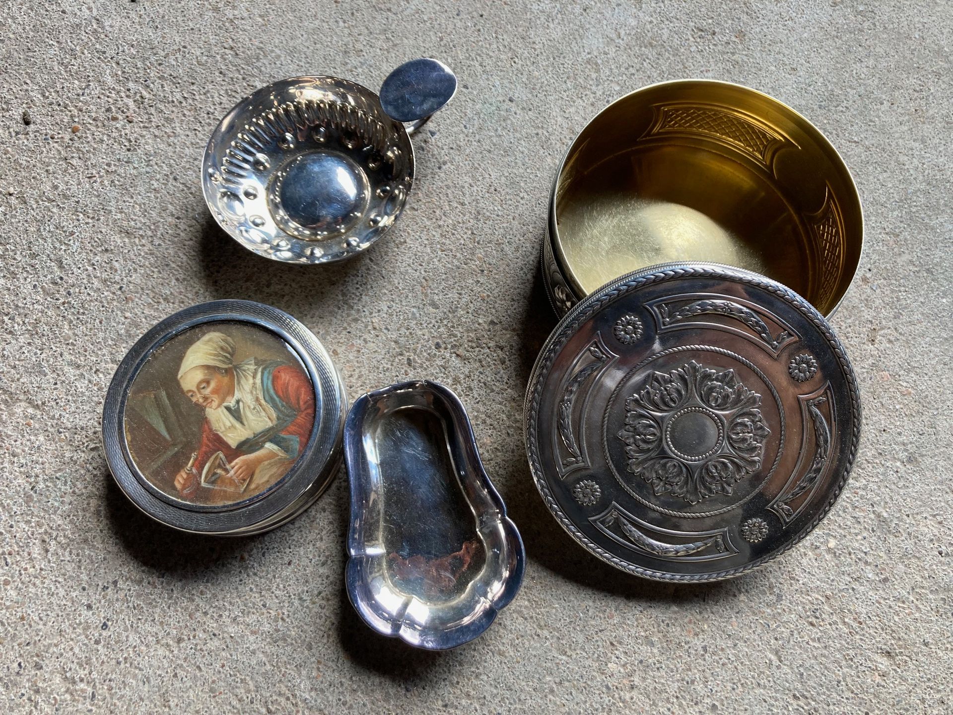 BOITES Silberlot bestehend aus zwei runden Dosen, eine mit einer Miniatur

einer&hellip;