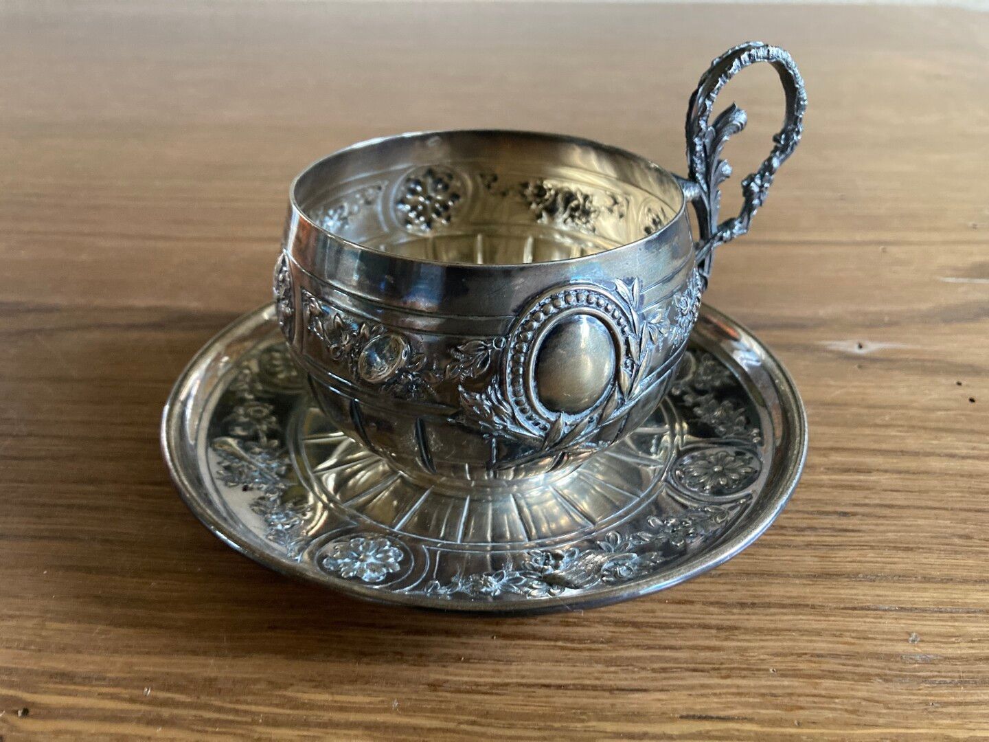 Null Tasse mit Untertasse aus Silber 950,

geprägter Dekor aus Gadroon und einer&hellip;
