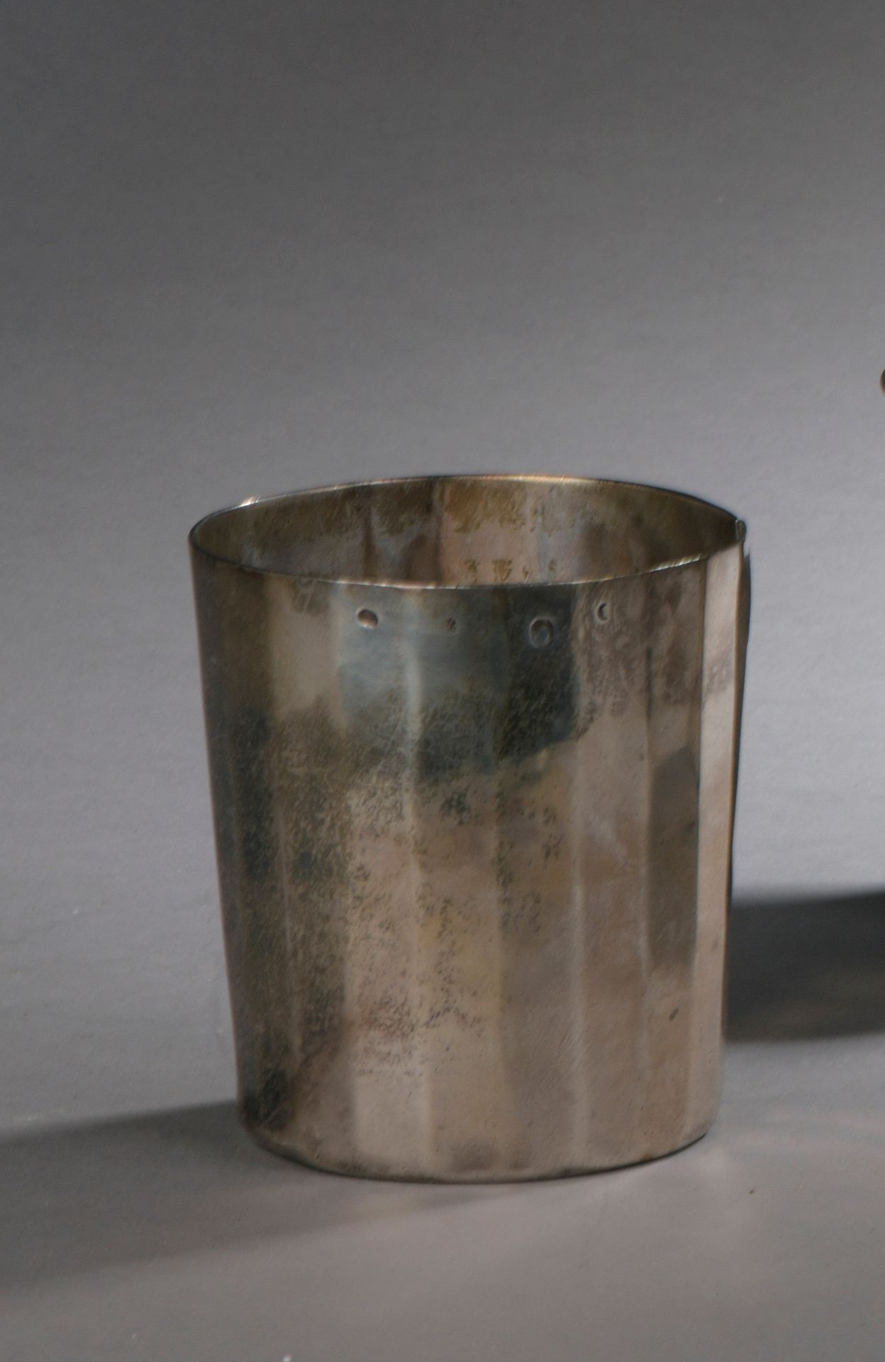 Timbale à fond plat 银色平底水壶，带切边

18世纪的印记，打在第一只鸡上。

变形和裂缝。

重量155克

H.8,1 D. 7,1 c&hellip;