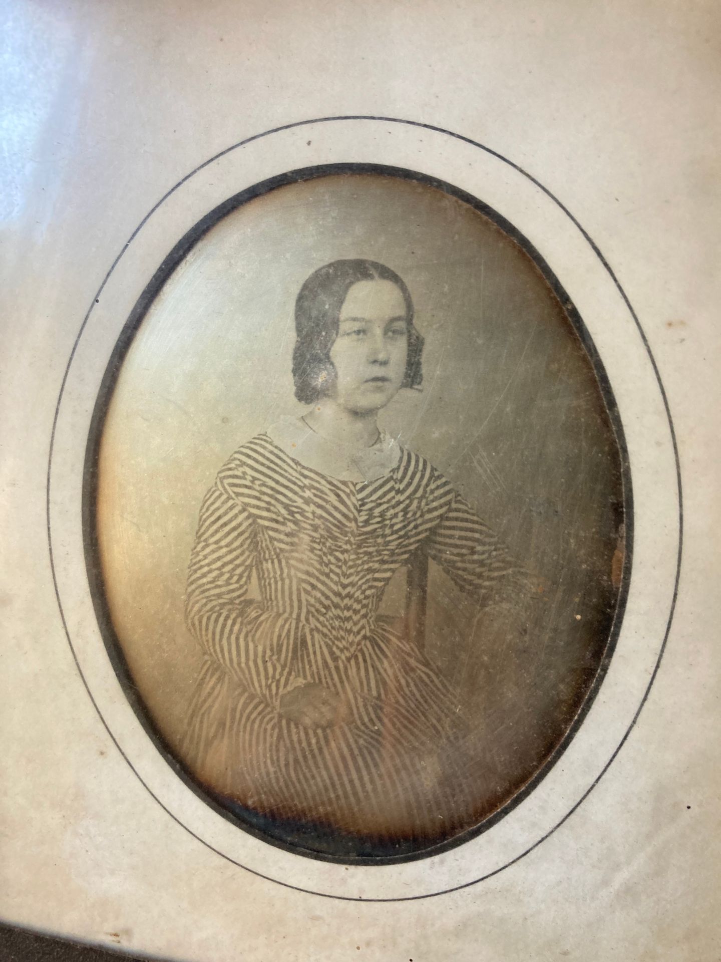 DAGUERREOTYPE Daguerreotype，19世纪。

坐着的女人穿着条纹的衣服。

过去的对比。

10.9 x 8.2 cm 椭圆形，正在展出