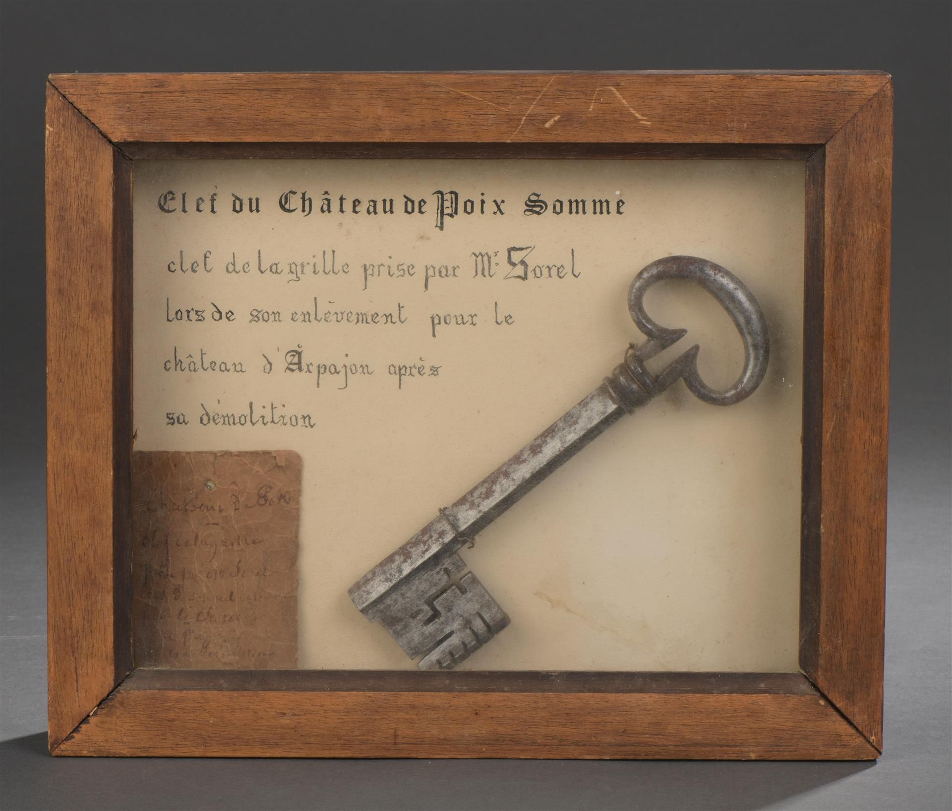 Null 波瓦城堡的钢钥匙，18世纪

在一个有手写提及的框架中，它的

历史。L. 17 cm