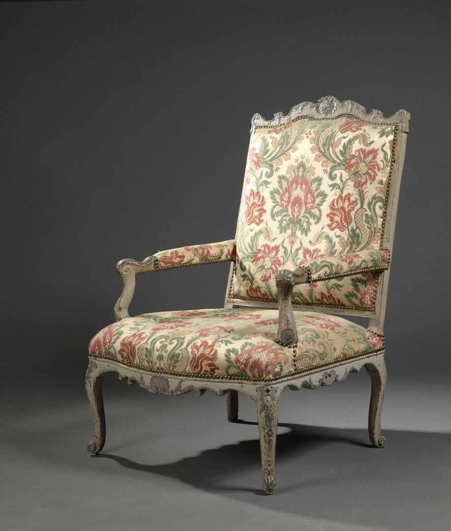 Null 一张摄政时期的高模压、雕刻和涂漆的木质扶手椅

饰以贝壳和叶子。

H.105宽73深65厘米