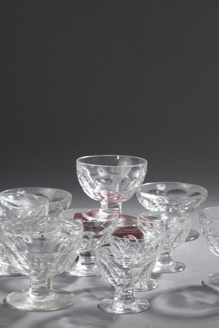 Null Baccarat - Ein Kristallservice mit fünfunddreißig Gläsern mit Stiel.

Späne&hellip;