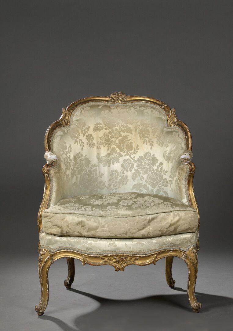 Null 一把路易十五时期的模制、雕刻和镀金的木制牧羊人椅子，盖有FRC Reuze印章

它有一个贡多拉背，站在弯曲的腿上。

事故。

H.86宽68深60&hellip;