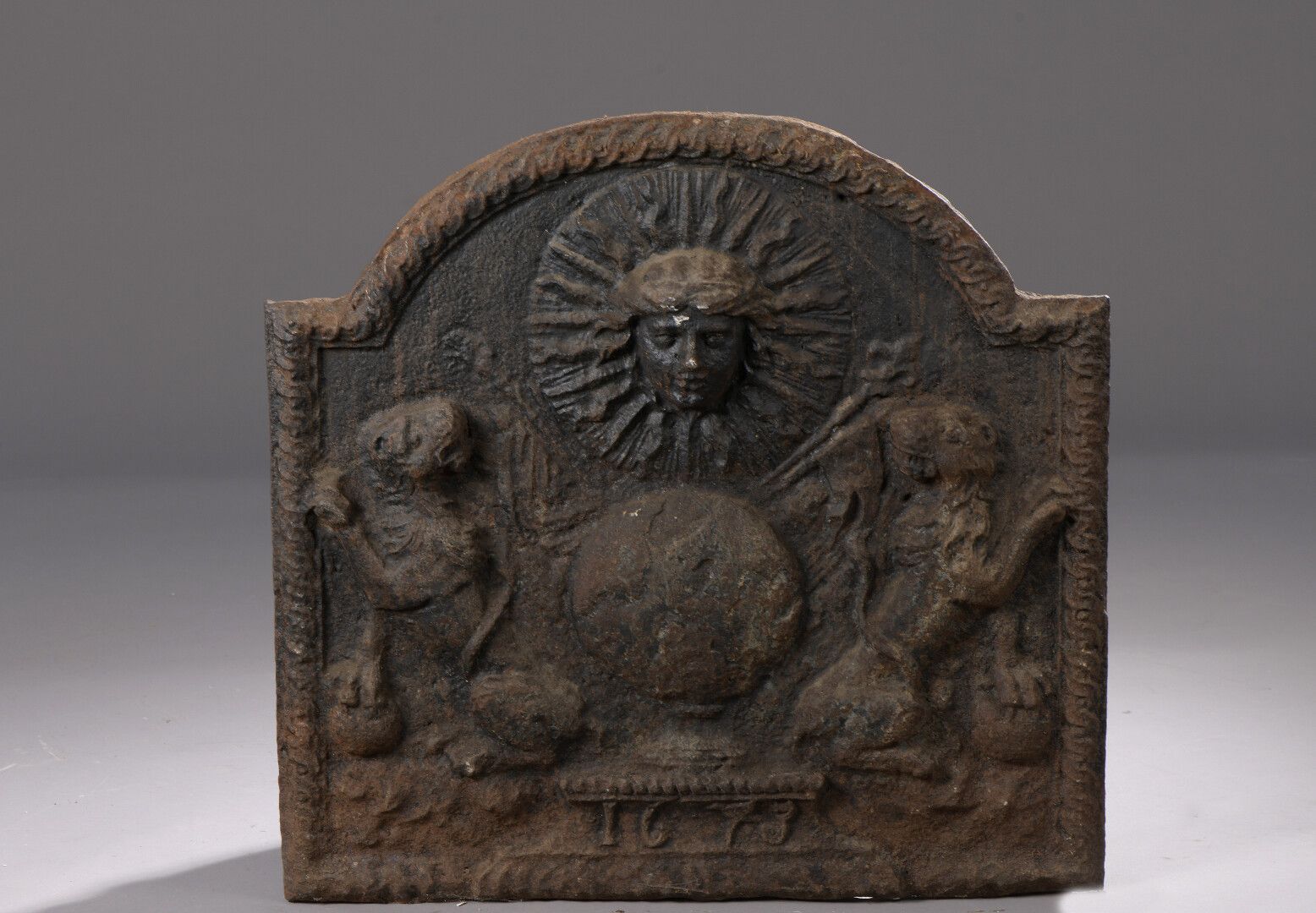 Null 路易十四时期的回火器

带有皇家太阳装饰的铸铁壁炉，日期为1673年

62,5 x 64 cm