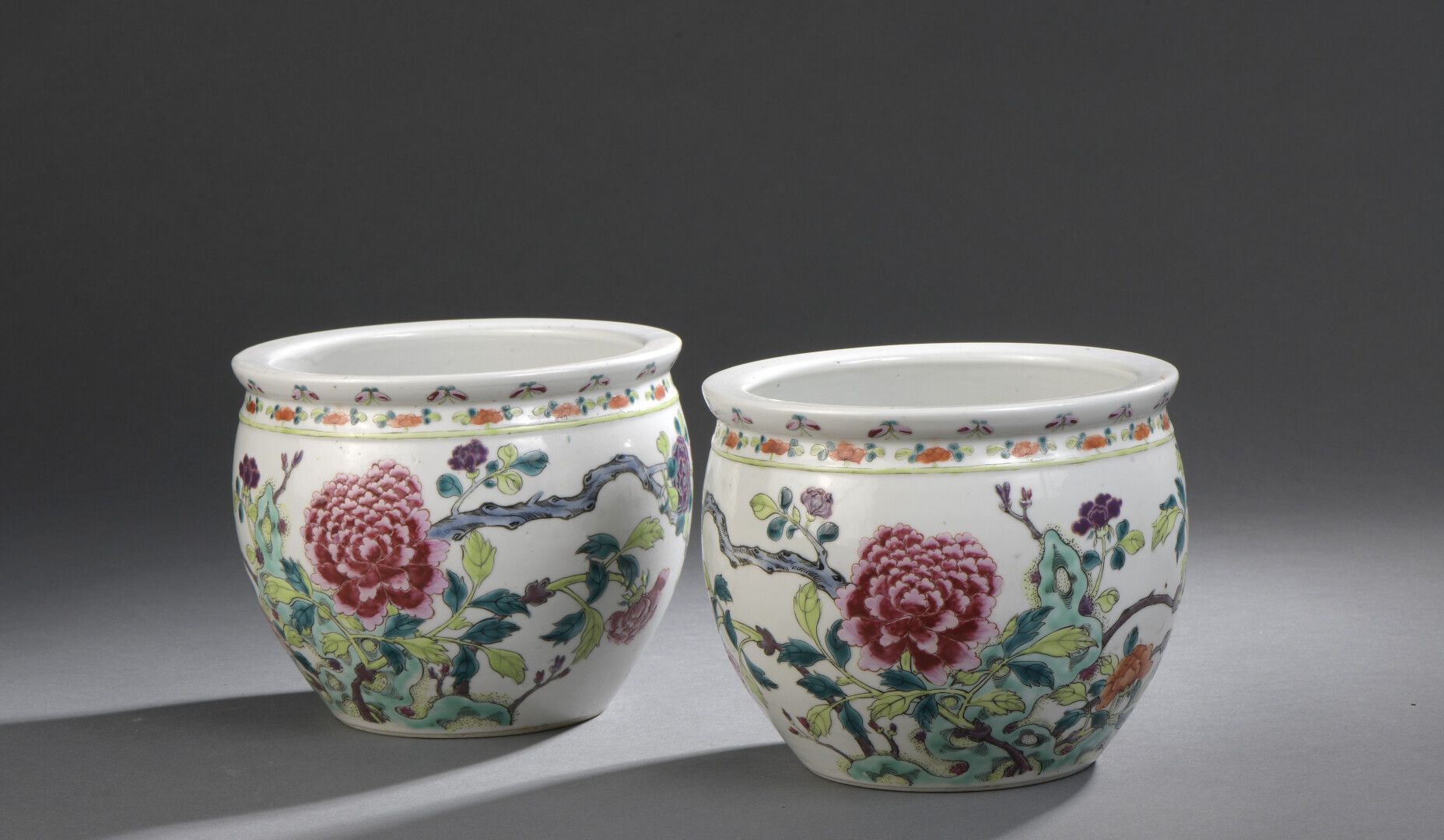 Null 中国，19世纪

一对法米勒玫瑰风格的瓷器花盆。

H.15,5 cm