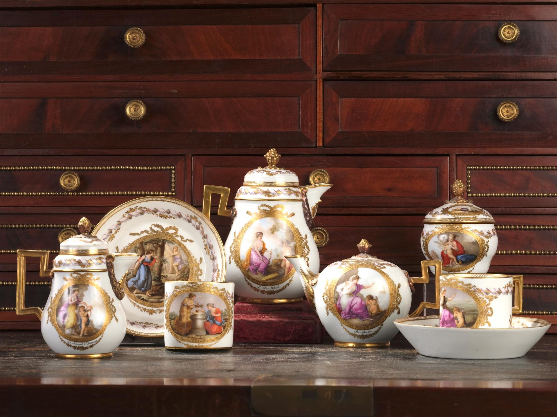 Null 迈森，马尔科利尼时期，18世纪末

瓷器服务套装包括一个有盖茶壶，一个有盖咖啡壶，一个有盖奶壶，一个有盖糖壶，两个升杯和两个茶碟。

一个有盖奶罐，一&hellip;