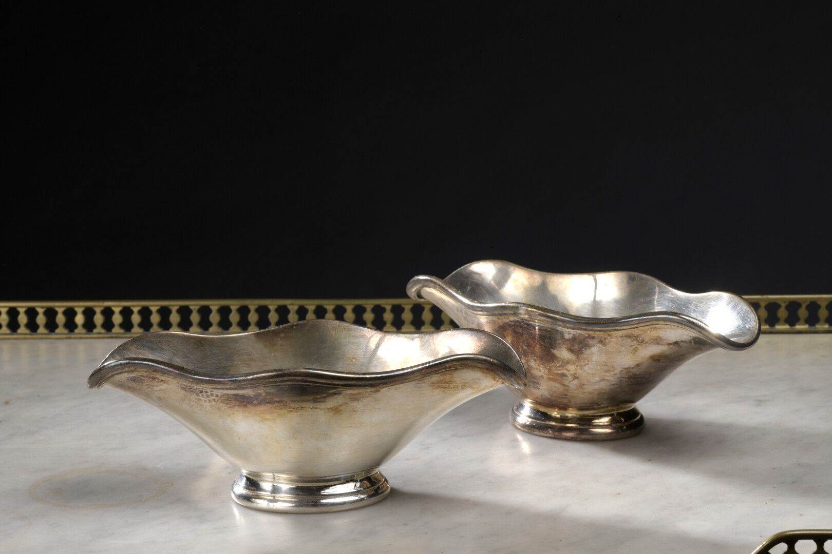 Null Two silver plated sauce boats on a pedestal

L. 17,5 cm