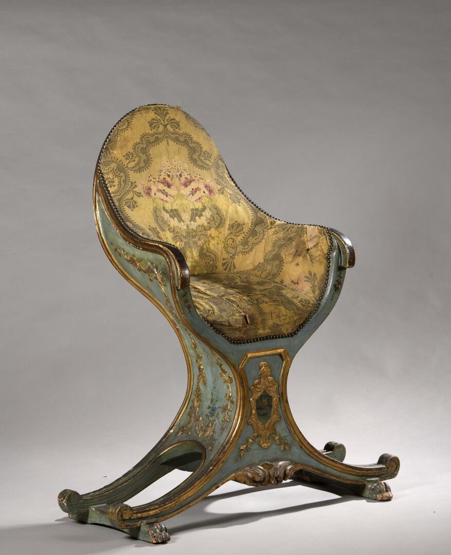 Null 一个雕刻和涂漆的木制贡多拉座椅，威尼斯，18世纪中期。

它有一个喇叭形的靠背，靠在一个滚动的底座上。

H.104宽93深40厘米