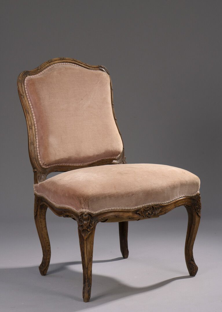 Null 一把模制和雕刻的木椅，是路易十五时期Foliot的作品，来自Anet城堡和Eu城堡。

饰有带状模子、贝壳和花朵，靠在凸起的腿上。

腰带上的标记EU&hellip;