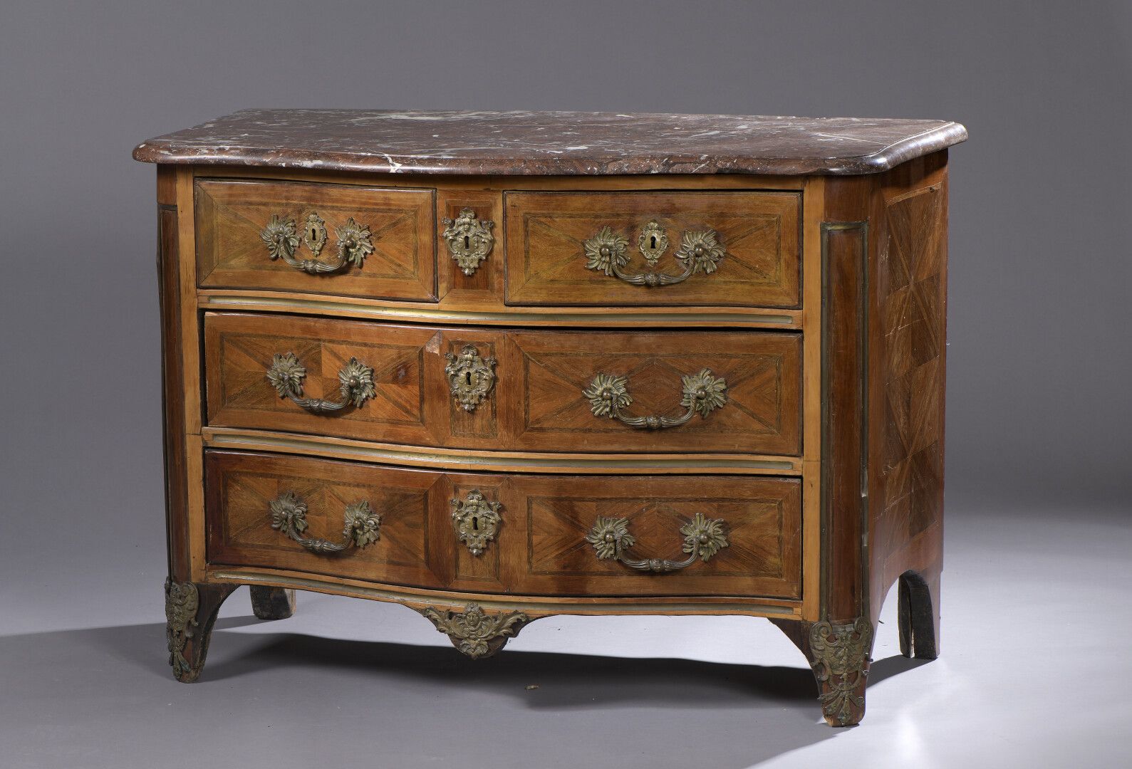 Null Veneered chest of drawers, early Louis XV period

Of curved form, it opens &hellip;