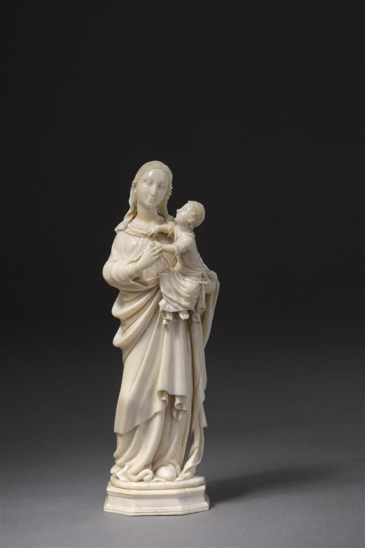 Null 意大利，17-18世纪




圣母与圣婴




象牙圆雕，仿照特拉帕尼的圣母。站着，手臂上抱着孩子




左臂，她穿着一件前面有牛角褶和圆嘴的斗&hellip;