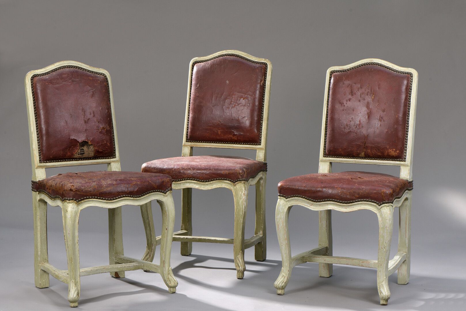 Null 路易十五时期的五套模制雕刻和涂漆木椅，盖有FRC Reuze的印章。

它有平坦的背部，靠在由支杆连接的弧形腿上。

H.95宽49深45厘米

Fr&hellip;