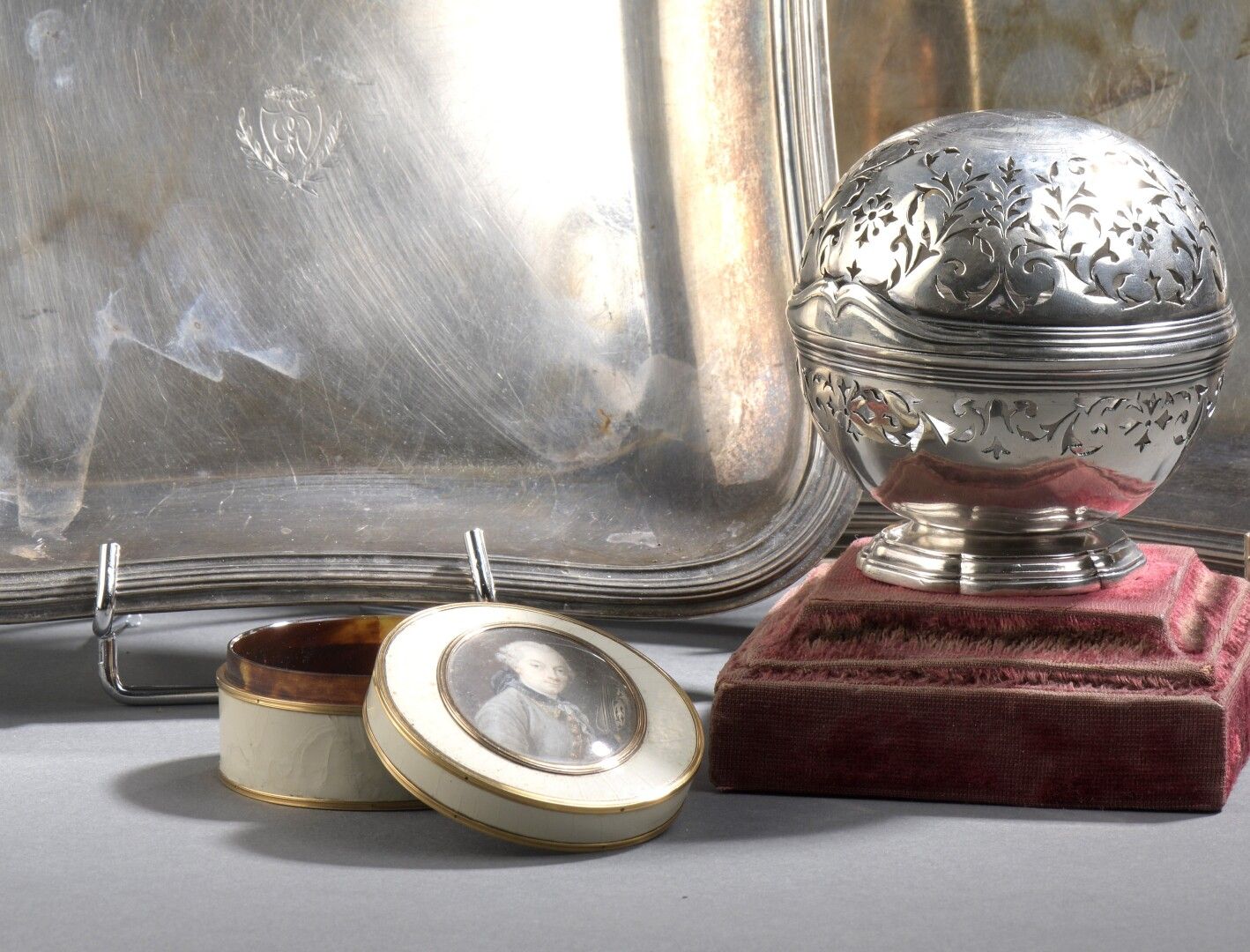 Null 一个路易十六时期的象牙清漆肖像盒，带金环

饰有代表一位身着灰色西装的优质人士的缩影。内部为玳瑁色。

清漆有裂缝。

H.3 D.6.2厘米