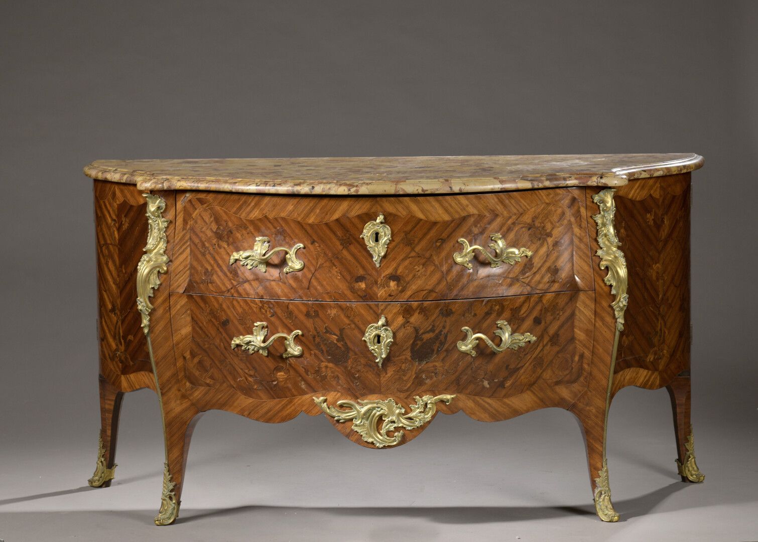 Null Una cassettiera del periodo Luigi XV con porte in legno viola impiallacciat&hellip;