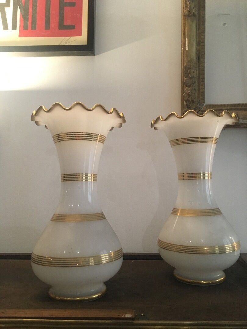 Null Paire de vases en opaline laiteuse, vers 1860

A décor de bandes or alterné&hellip;