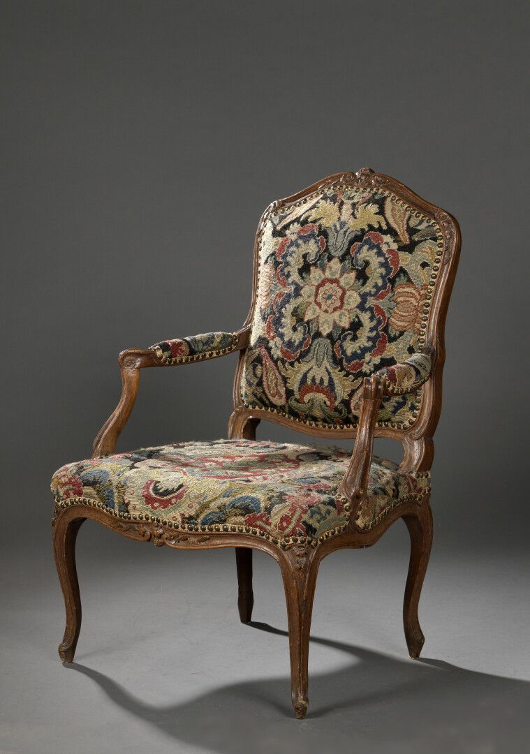 Null 一把印有M. Cresson的路易十五时期的模制和雕刻的木制扶手椅。

修复。

H.94宽67深56厘米

米歇尔-克雷松在1740年获得了硕士学位&hellip;