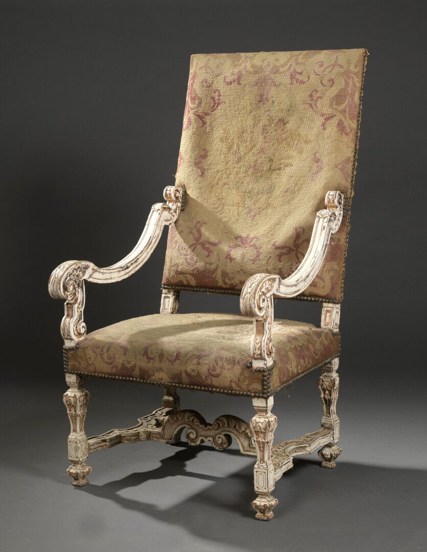 Null 
 路易十四风格的模制和雕刻的木制高扶手椅




它有一个平坦的背部，靠在由支杆连接的腿上。




对皮带进行修复。




H.125宽66深5&hellip;