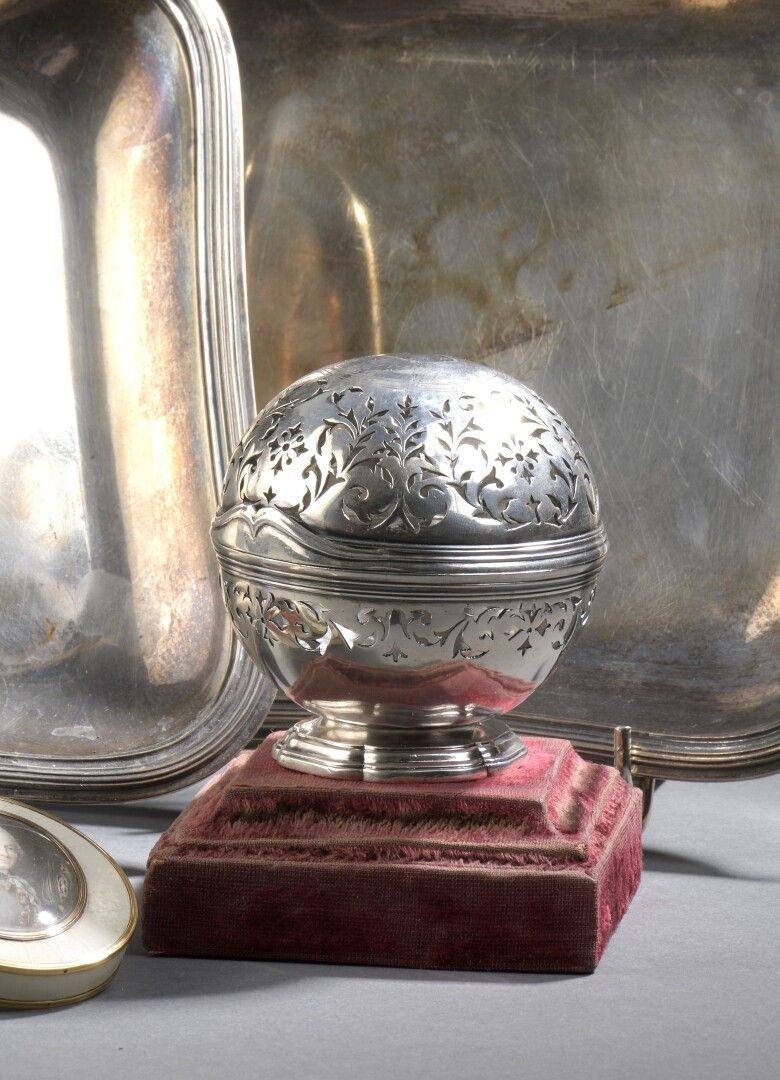 Null Scatola di spugne in argento traforato di Nicolas Outrebon, Parigi 1765-176&hellip;