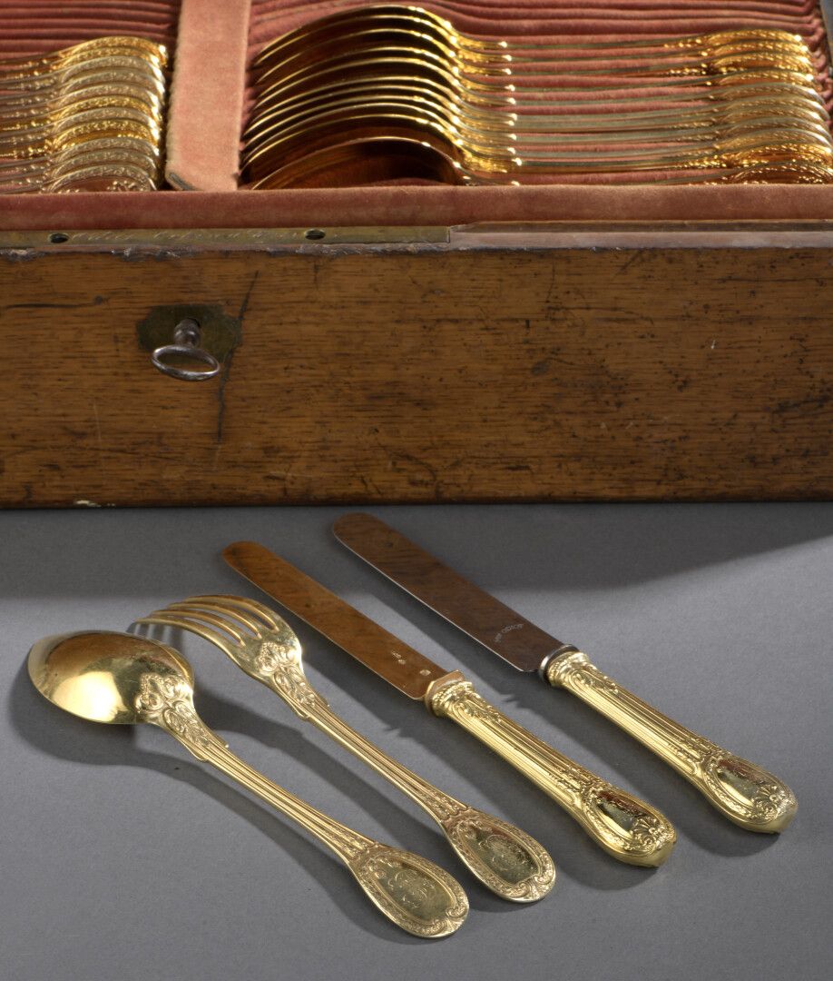 Null 奥迪奥特

一件镀金首饰的一部分，有印记

米诺尔

它包括12件餐具，用于餐具。

十二把银刀，九把钢刀

钢刀，八个莫卡勺。带有外壳的模型和

壁&hellip;