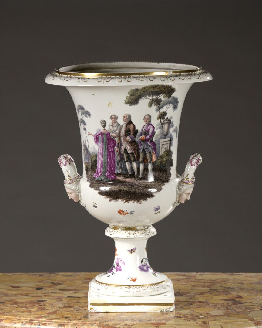 Null 德国，19世纪末。

一个大的美第奇瓷器花瓶，方形底座，有两个手柄，上面装饰着妇女的面具。

一边是公园里英勇的情侣，一边是脚下的多色装饰。

底部和&hellip;