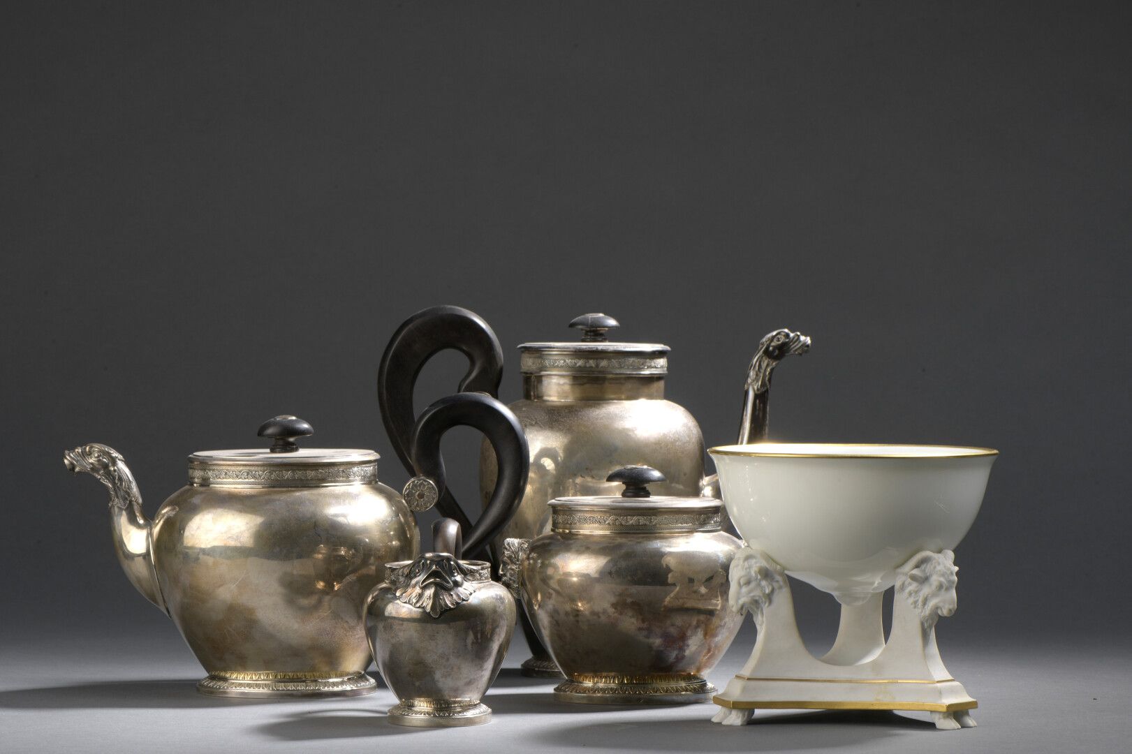 Null 帝国风格的银质茶具和咖啡具，米诺尔标记

它包括一个咖啡壶，一个茶壶，一个有盖糖碗和一个牛奶壶。鸟头形状的水嘴

壶嘴是鸟头的形状，糖碗是大胡子的头的&hellip;