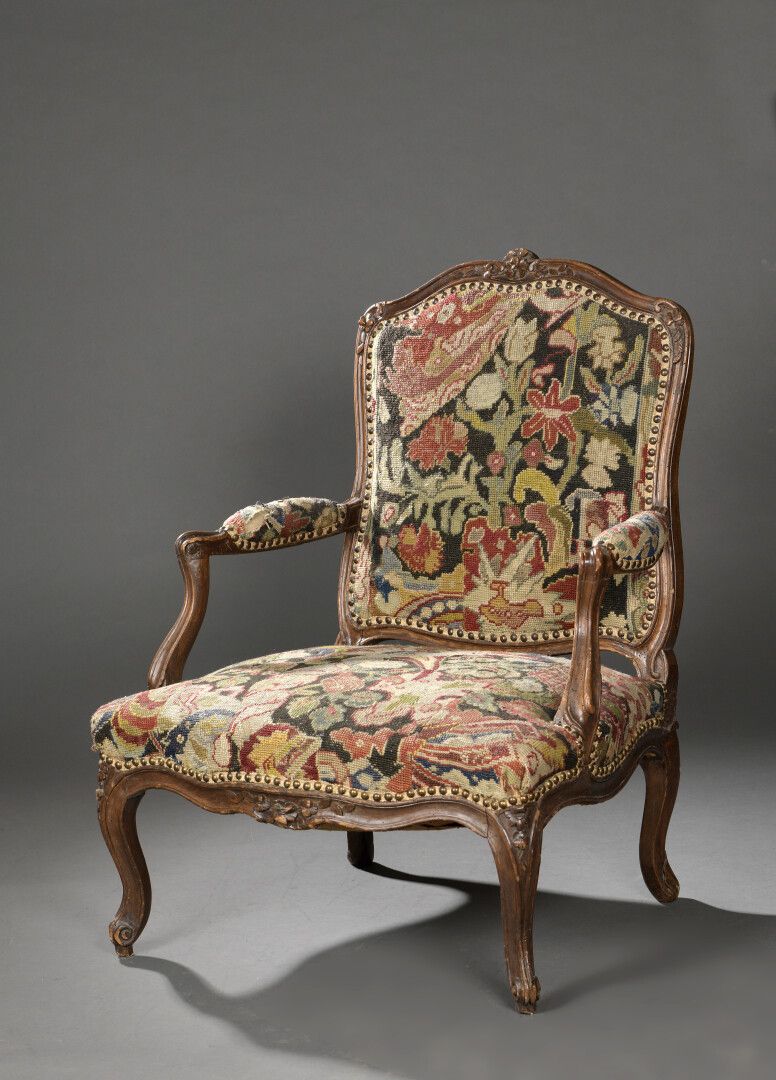 Null 路易十五时期的大型模制和雕刻的木制矮扶手椅，印有ST乔治的字样。

H.91宽72深60厘米

让-艾蒂安-圣乔治在1747年获得了大师资格。