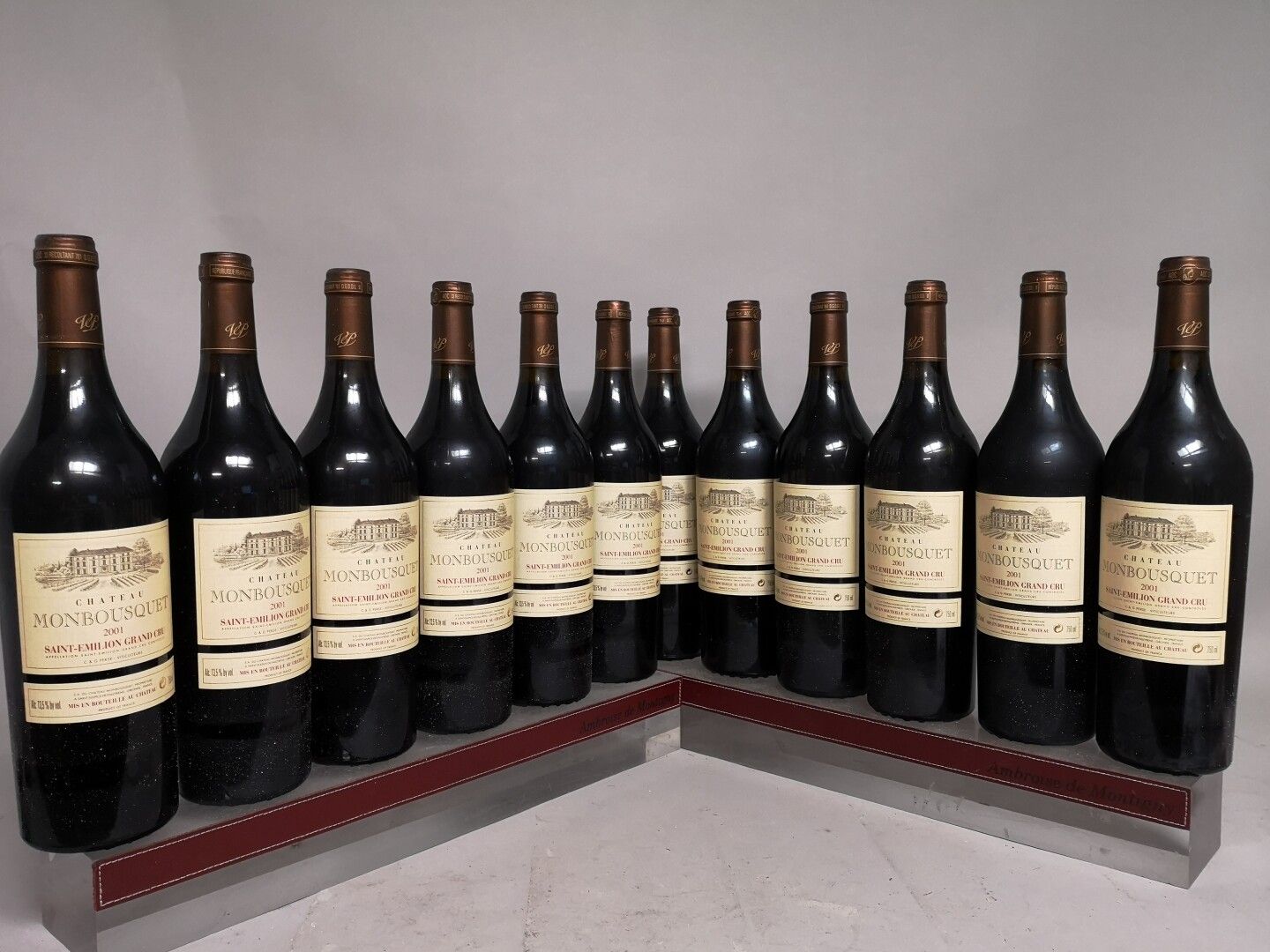 Null 12瓶 MONBOUSQUET酒庄 - 圣爱美伦特级酒庄 2001年 木箱中。