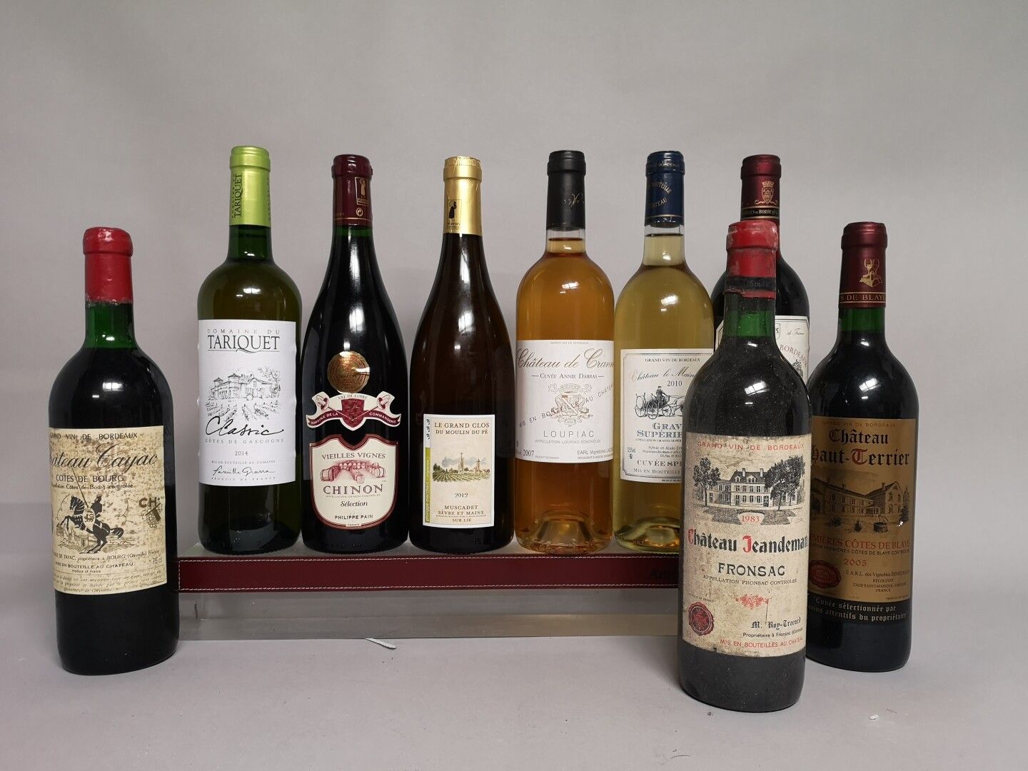 Null 29 bouteilles VINS DIVERS France Blancs et Rouges comprenant : 

4 bouteill&hellip;