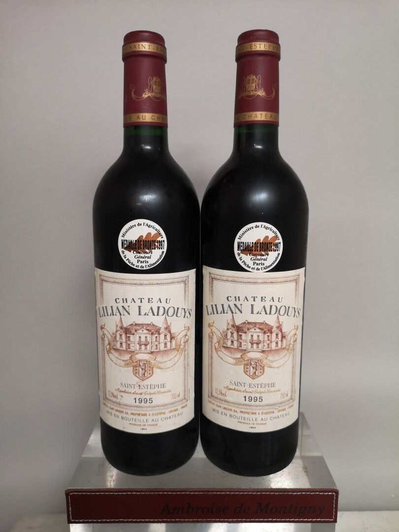 Null 2瓶 Château LILIAN LADOUYS - Saint Estèphe 1995 略有污渍的标签。