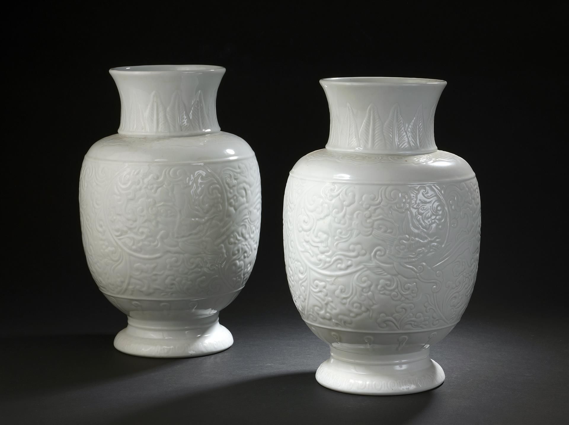 Null Paire de vases en porcelaine blanche


Chine, XXe siècle


En forme de lant&hellip;