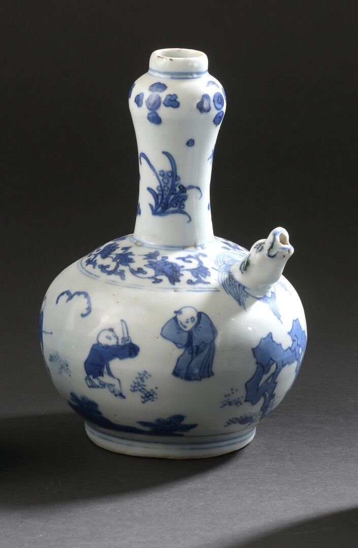 Null Kendi en porcelaine bleu blanc 


Chine, XVIIIe siècle


À décor d'enfants &hellip;