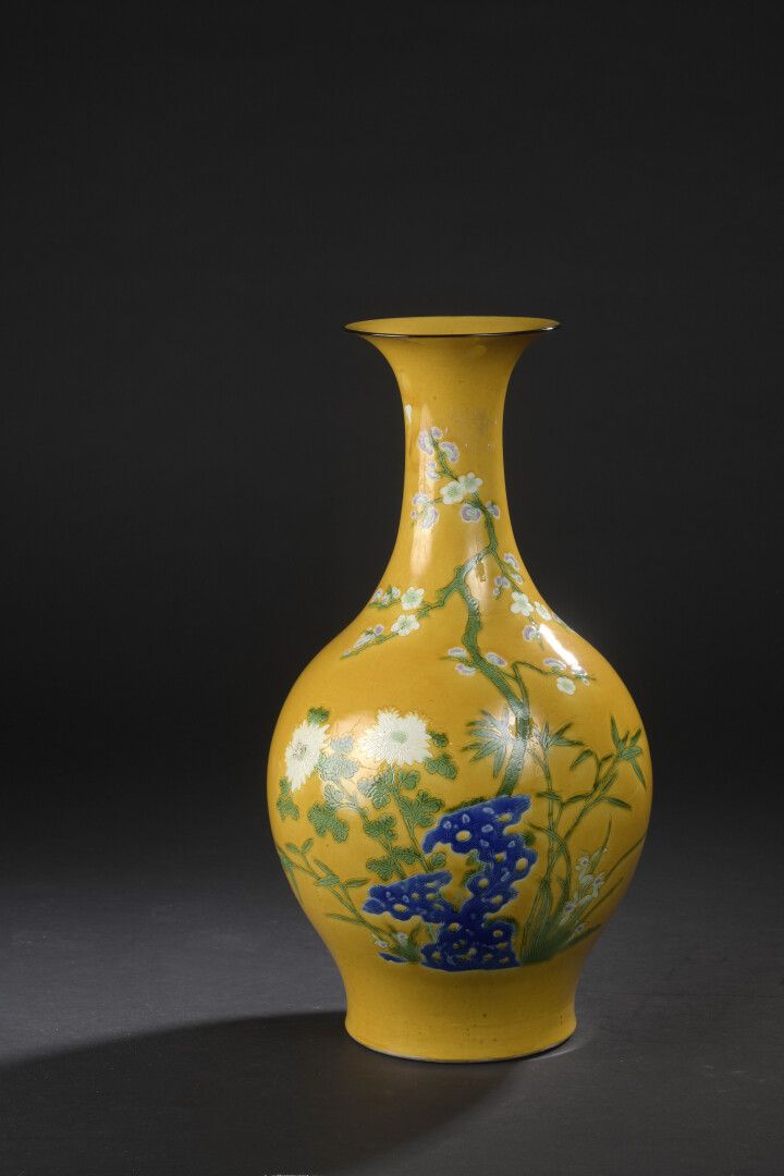 Null Vase en porcelaine à fond jaune


Chine, fin du XIXe-début du XXe siècle


&hellip;