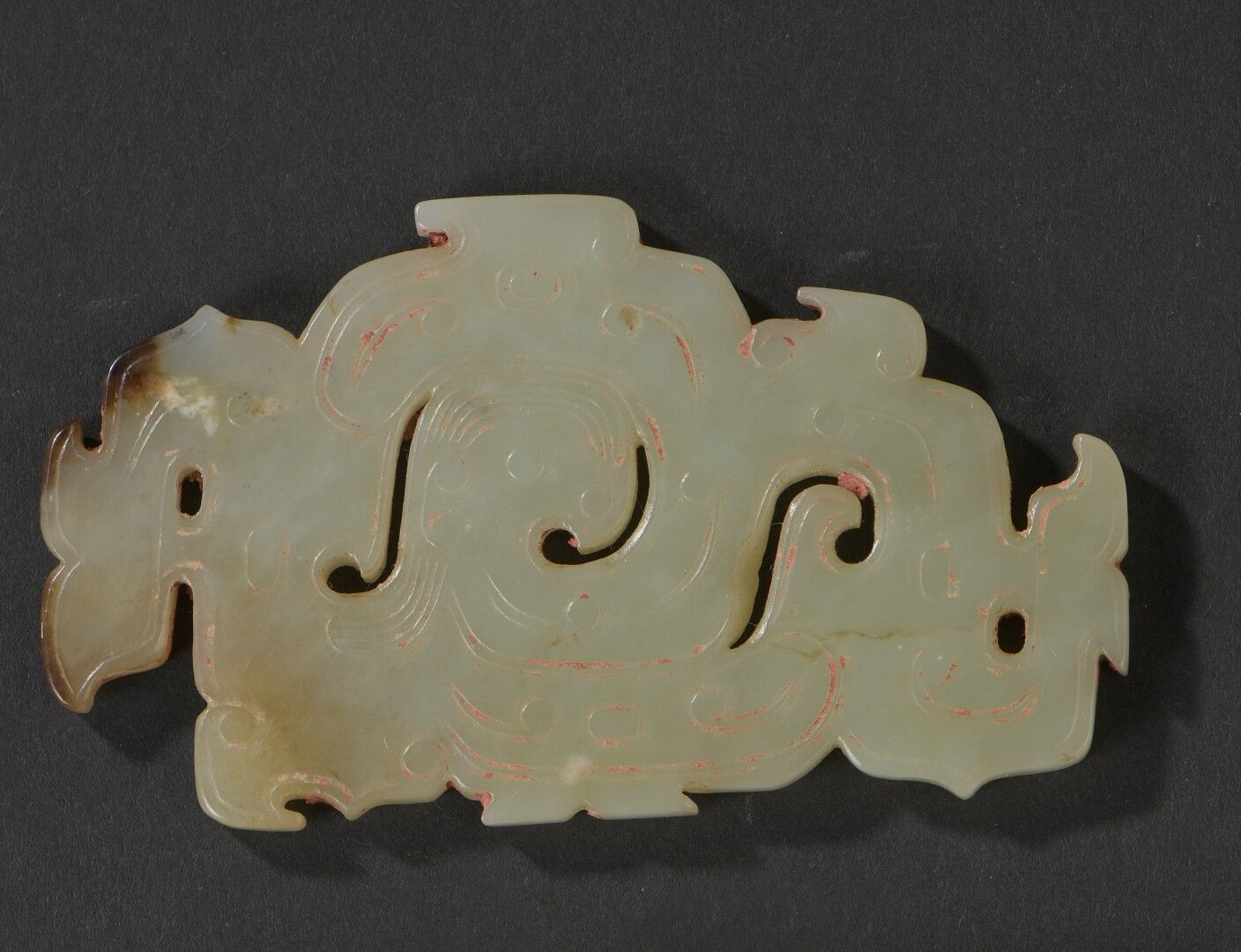 Null Pendentif en jade céladon et rouille


Chine


Sculpté en forme de dragon G&hellip;