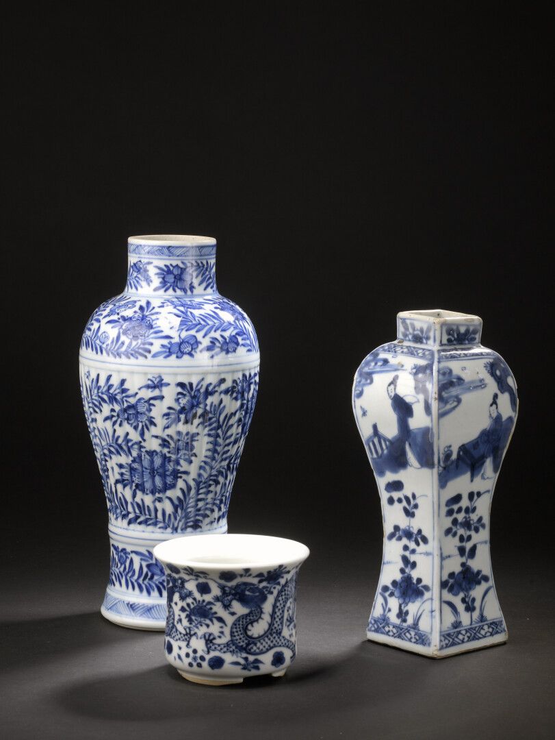 Null Deux vases et une coupe en porcelaine bleu blanc


Chine, époque Kangxi (16&hellip;