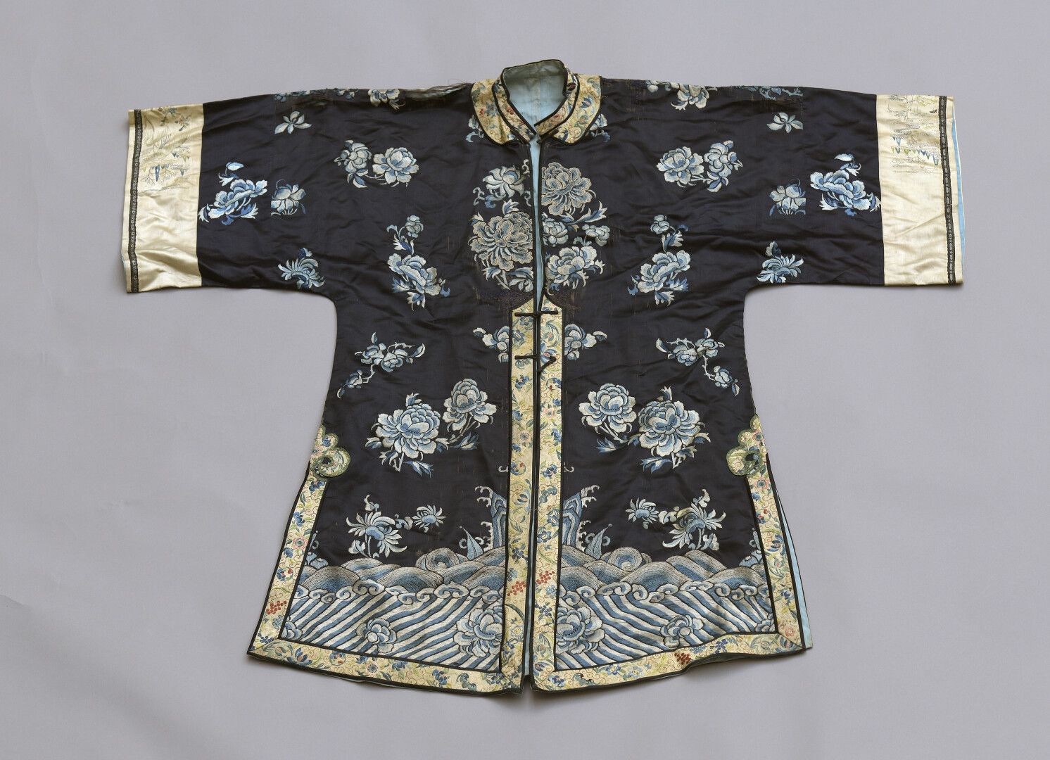Null Veste et jupe en soie brodée


Chine, époque Guangxu (1875-1908)


La veste&hellip;