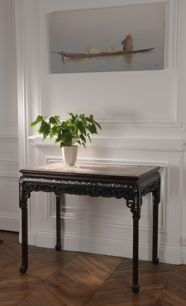 Null Petite table en bois naturel


Indochine, XIXe


À décor de frise de fleurs&hellip;