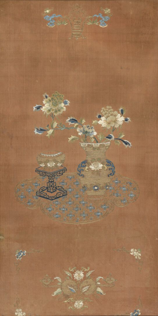 Null Panneau en soie brodée à fond corail


Chine, XVIIIe siècle


Rectangulaire&hellip;